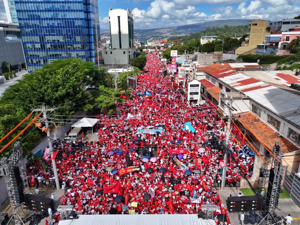 Seguidores del partido Libre se dirigieron a Casa Presidencial para escuchar el discurso de la presidenta Xiomara Castro.