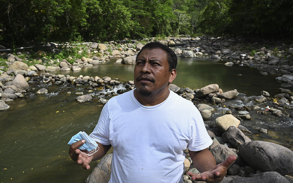 El destacado ambientalista hondureño Juan López, junto al río Guapinol, en las afueras de Tocoa, Honduras. 