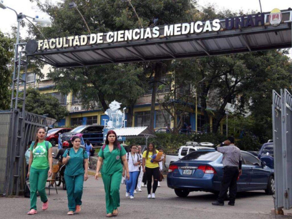 Al menos 5,000 becas fueron destinadas para estudiantes de la Universidad Nacional Autónoma de Honduras, por la Secretaría de Salud en Honduras (SESAL). |Ft: El Heraldo.